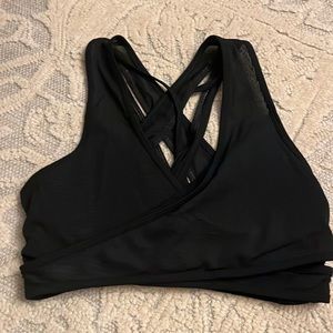 Medium Fabletics sports bra
Tag removed for comfort 
Does not fit post baby
